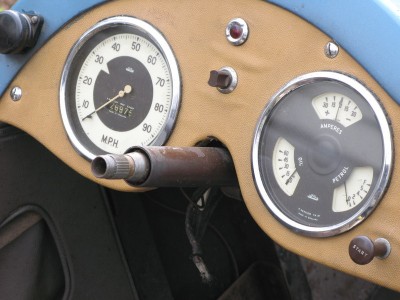 The gauges have a rubber gasket behind the bevel.