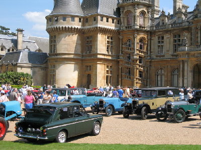 A Chamois, and some of the older Singers in front of Waddesdon Manor