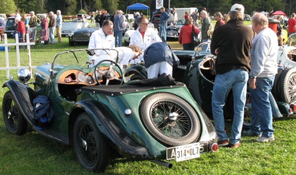 Another petrol pump issue! This time on Bob Tayler's LM. Phillip and Bob are hard at work getting things fixed.